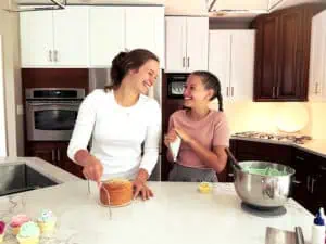 Building a Beautiful Cake Tier: Beginning With Buttercream